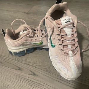 Great Condition- Nike Vapor Max in pink, size 9